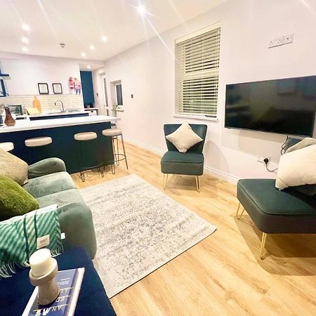 Gorgeous Newly Renovated 2 Double Bed Flat Apartment สวอนซี ภายนอก รูปภาพ