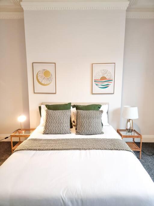 Gorgeous Newly Renovated 2 Double Bed Flat Apartment สวอนซี ภายนอก รูปภาพ