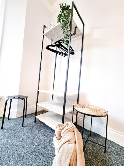Gorgeous Newly Renovated 2 Double Bed Flat Apartment สวอนซี ภายนอก รูปภาพ