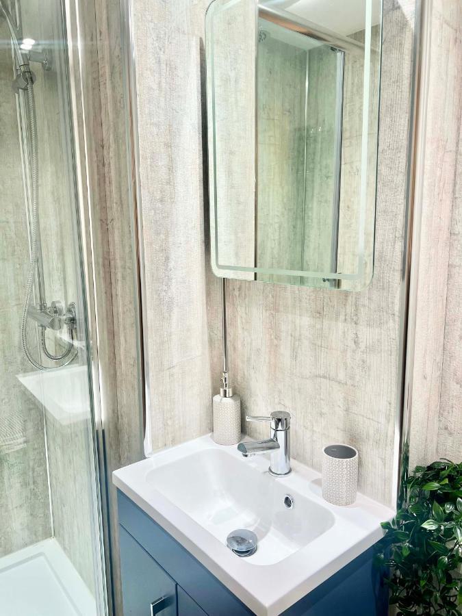 Gorgeous Newly Renovated 2 Double Bed Flat Apartment สวอนซี ภายนอก รูปภาพ