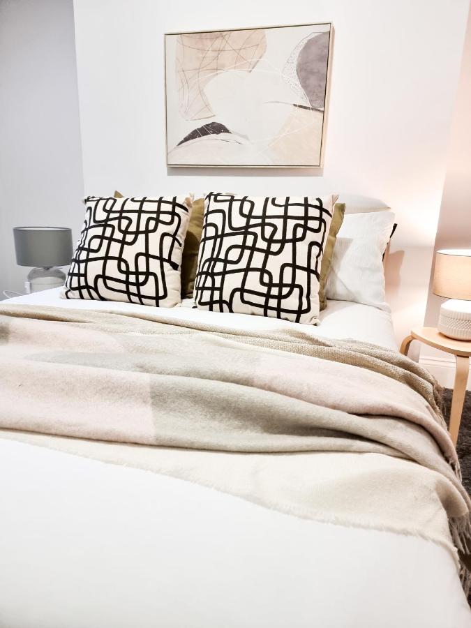 Gorgeous Newly Renovated 2 Double Bed Flat Apartment สวอนซี ภายนอก รูปภาพ